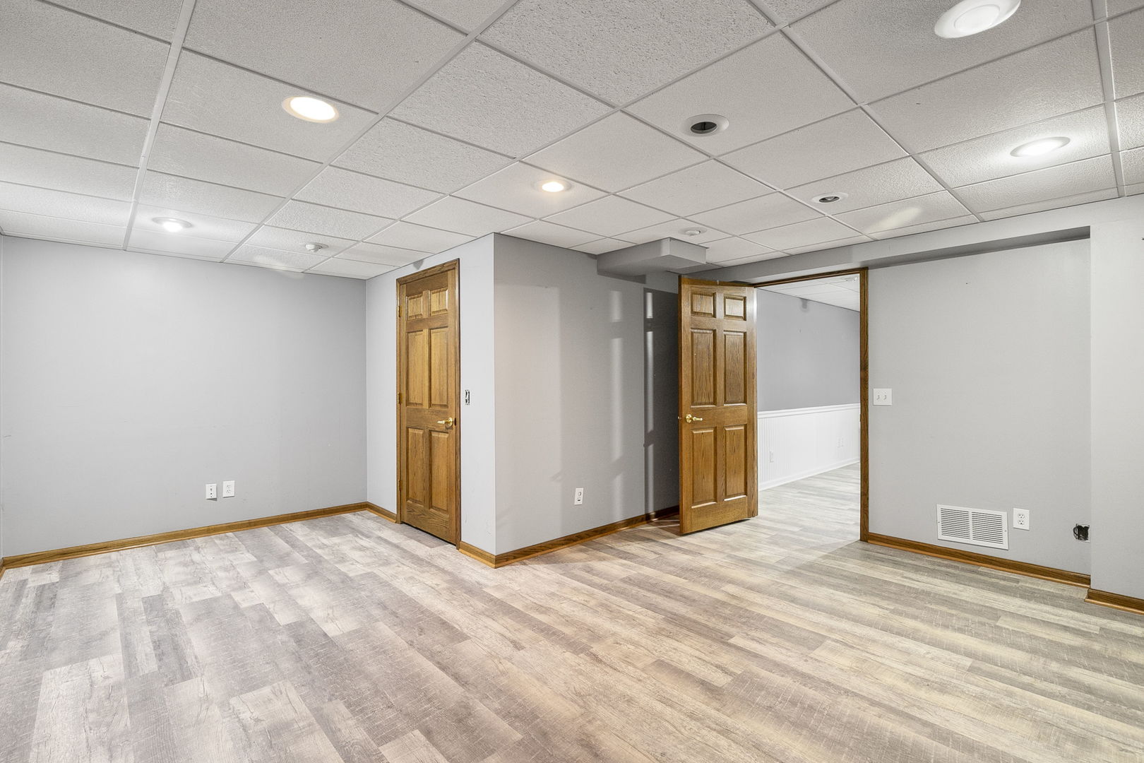 10201 Fox Bluff Lane Spring Grove, IL 60081 - Photo 19 of 26 a view of an empty room with a window
