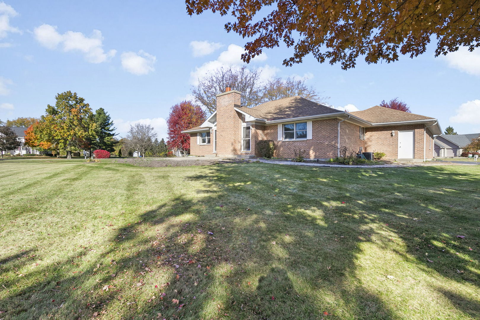 10201 Fox Bluff Lane Spring Grove, IL 60081 - Photo 24 of 26 a front view of a house with a yard and garage
