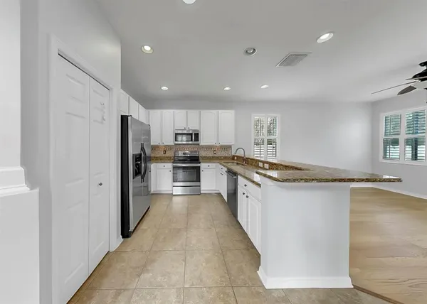 $2,700 | 17423 New Cross Circle, Lithia, FL 33547