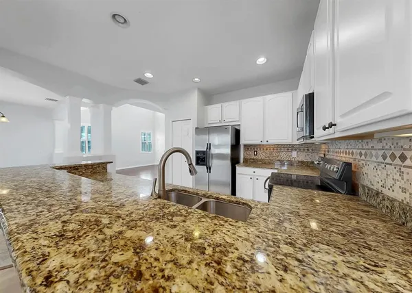 $2,700 | 17423 New Cross Circle, Lithia, FL 33547