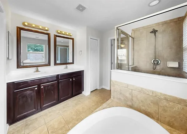 $2,700 | 17423 New Cross Circle, Lithia, FL 33547