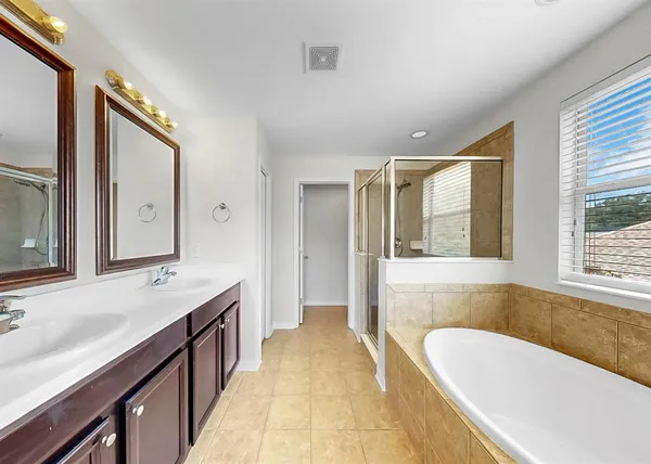 $2,700 | 17423 New Cross Circle, Lithia, FL 33547