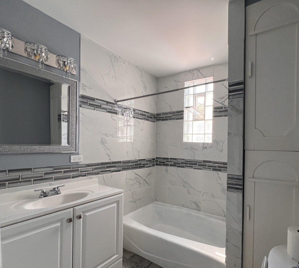 6528 South Sangamon Street Chicago, IL 60621 - Photo 8 of 14 a bathroom with a sink and mirror with bathtub