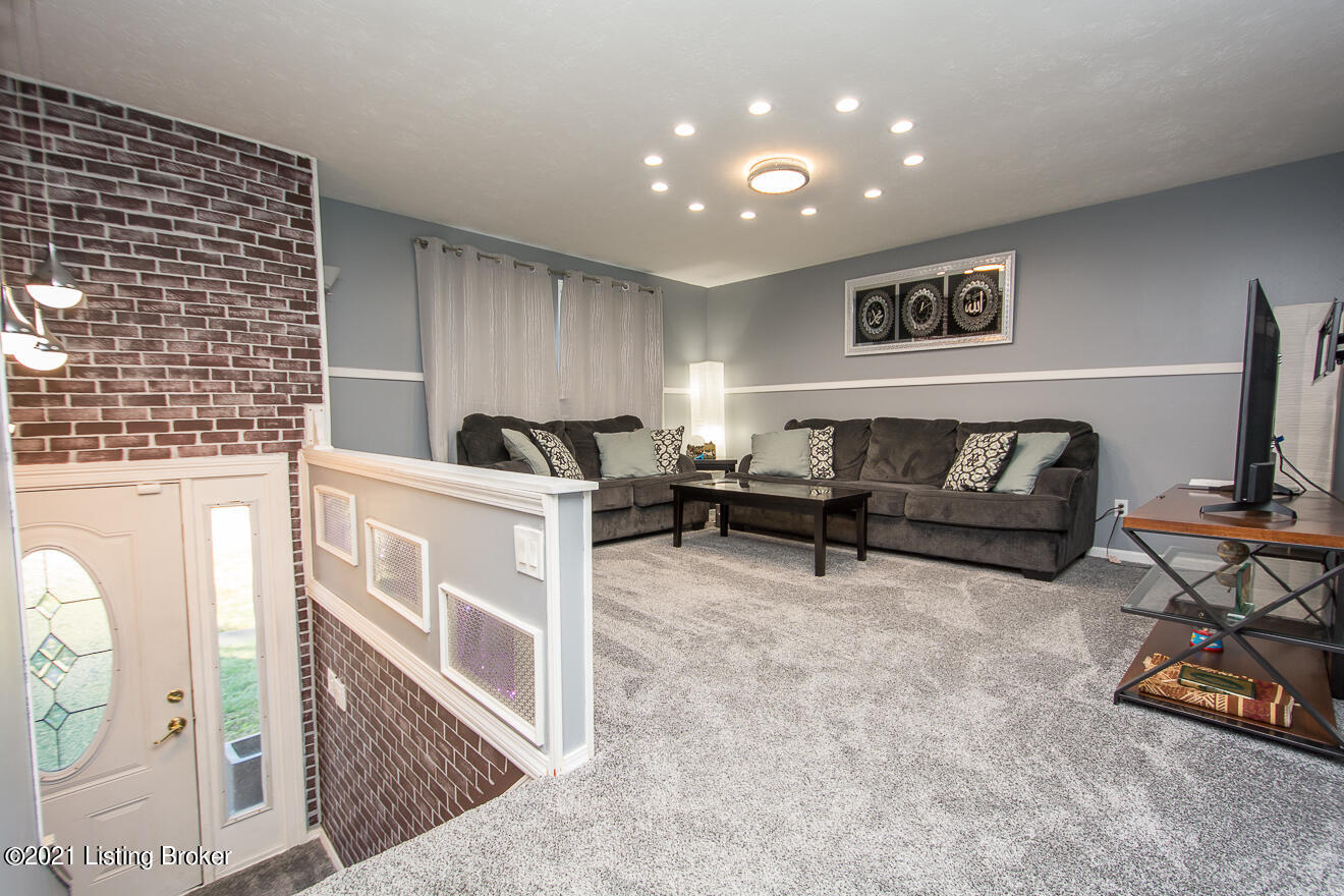 9524 Fairground Road Louisville, KY 40291 - Photo 5 of 45 Foyer & Living Room
