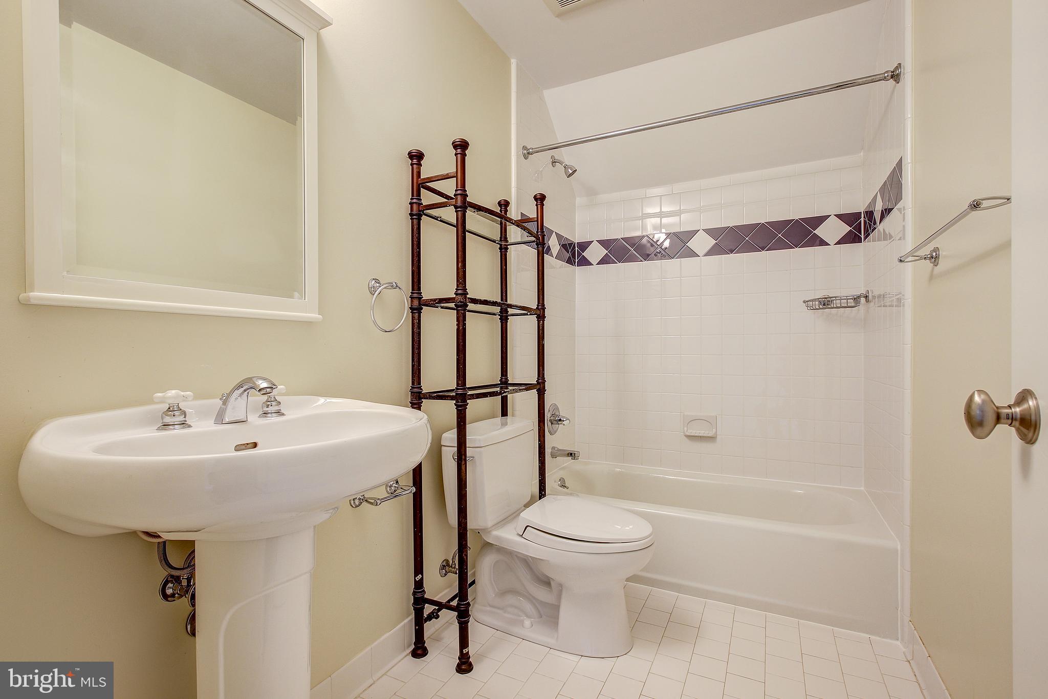 6604 Pyle Road Bethesda, MD 20817 - Photo 39 of 50 4TH LEVEL -- BATHROOM #4