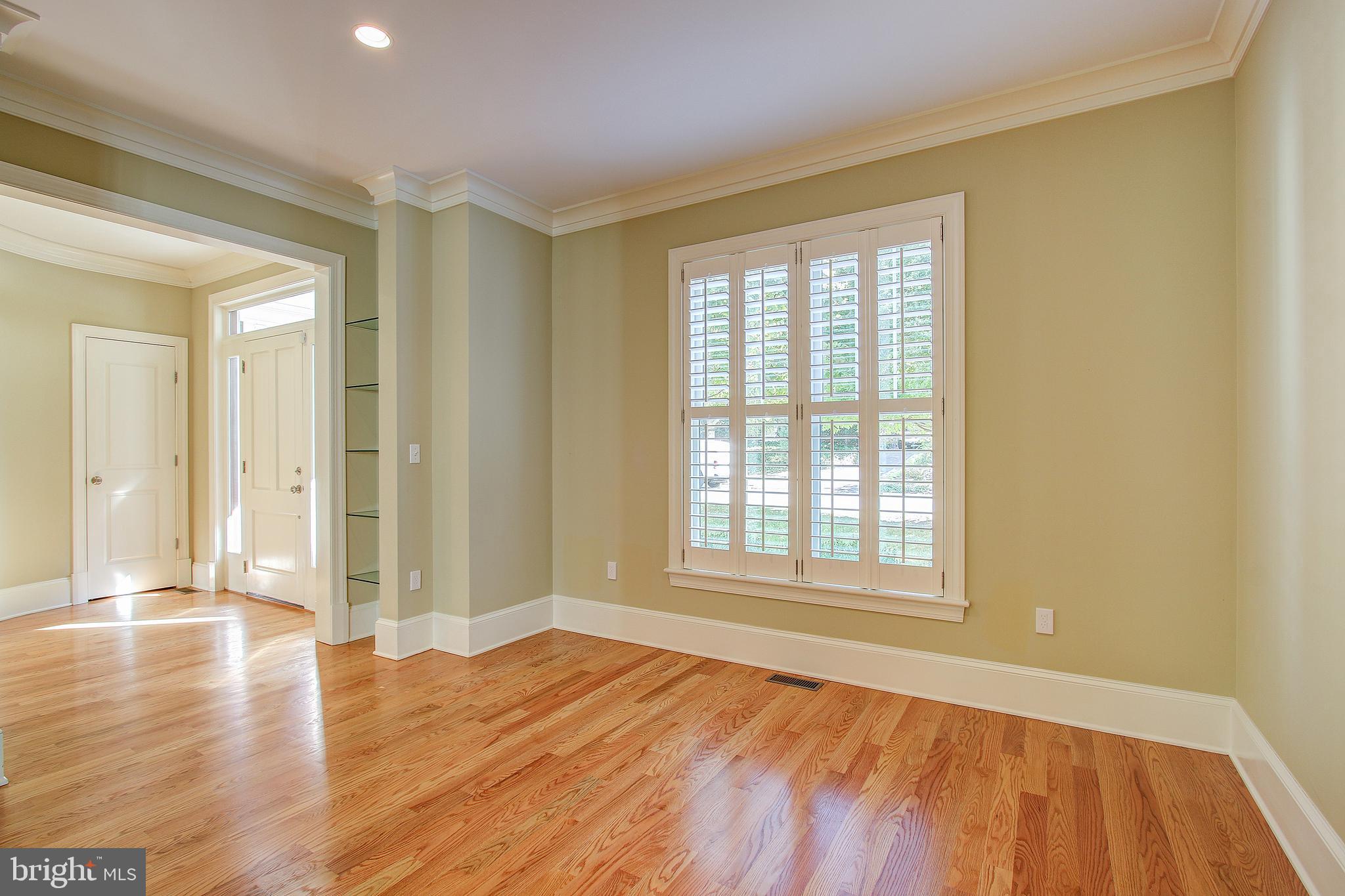 6604 Pyle Road Bethesda, MD 20817 - Photo 4 of 50 LIVING ROOM