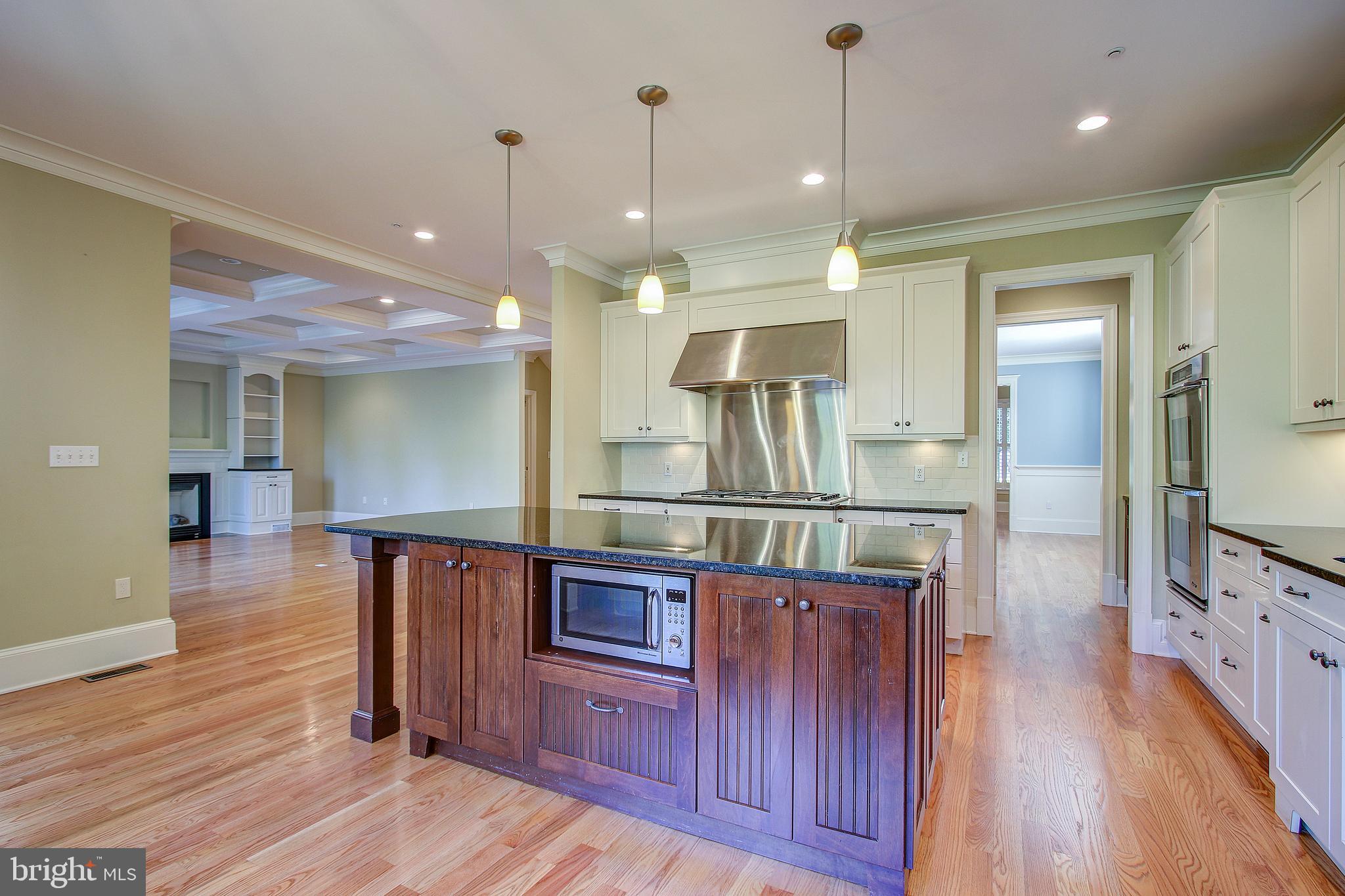 6604 Pyle Road Bethesda, MD 20817 - Photo 9 of 50 ISLAND WITH BREAKFAST BAR