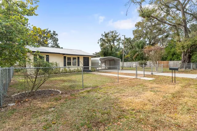 a view of a house with backyard