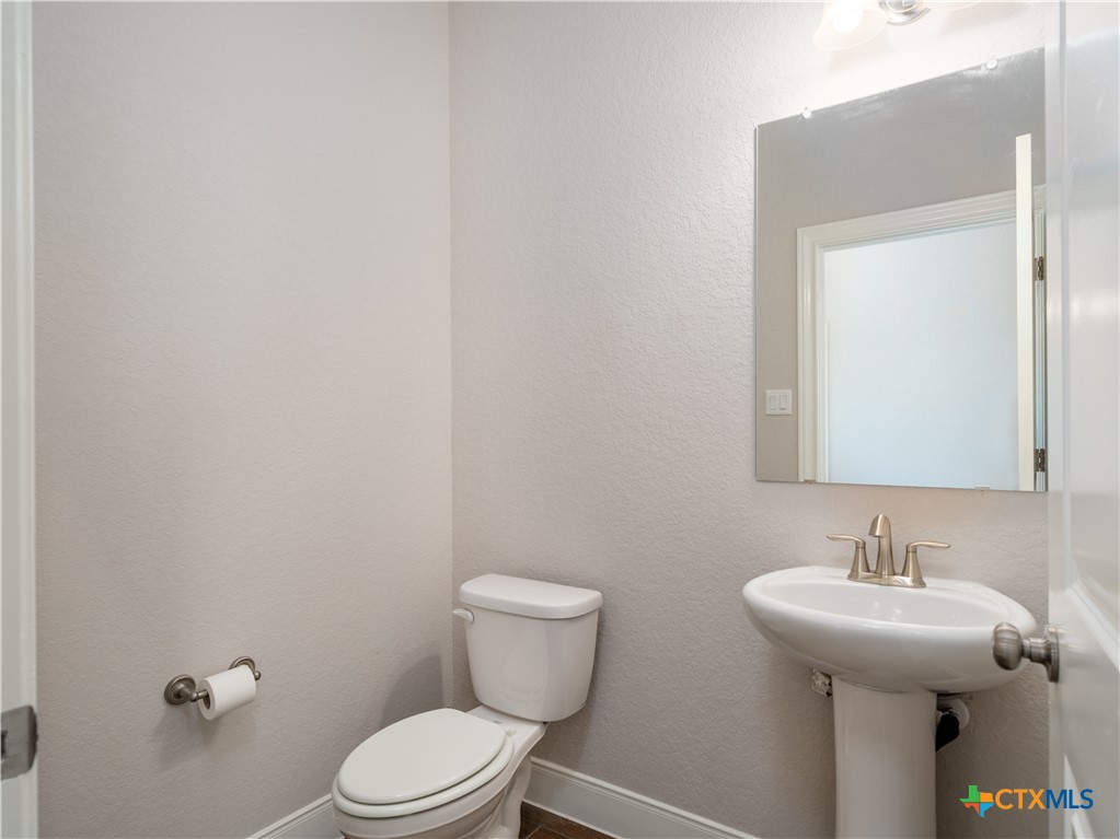 109 High Drive Spring Branch, TX 78070 - Photo 14 of 20 a bathroom with a toilet a sink and mirror