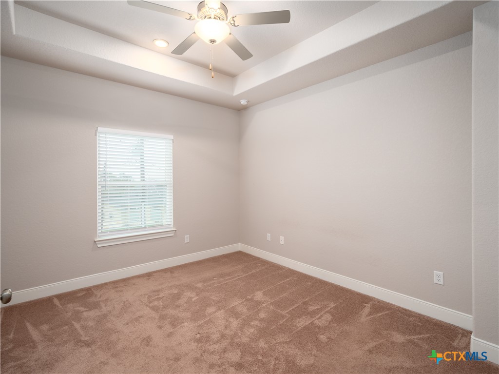 109 High Drive Spring Branch, TX 78070 - Photo 9 of 20 an empty room with a window