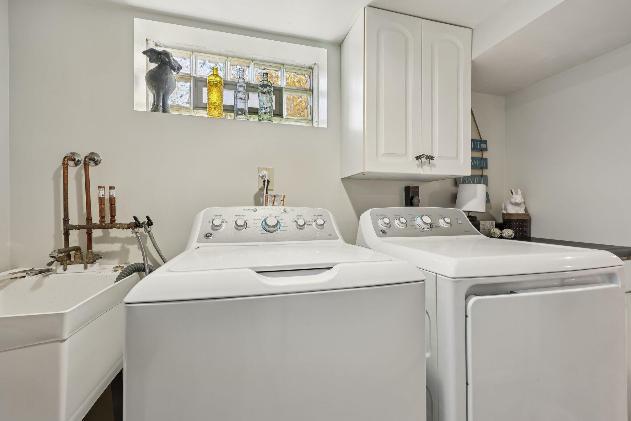 13008 West Meadow Lane New Berlin, WI 53151 - Photo 23 of 37 Laundry