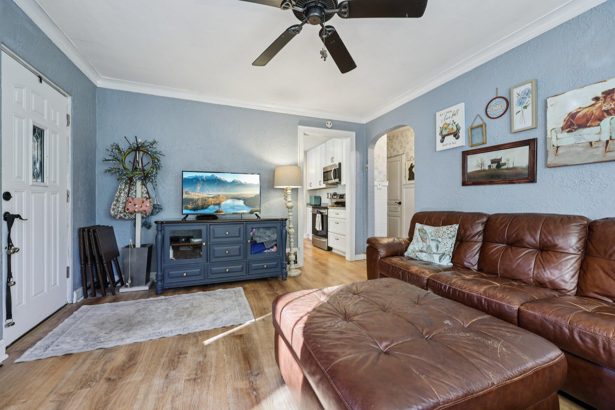 13008 West Meadow Lane New Berlin, WI 53151 - Photo 5 of 37 Living Room