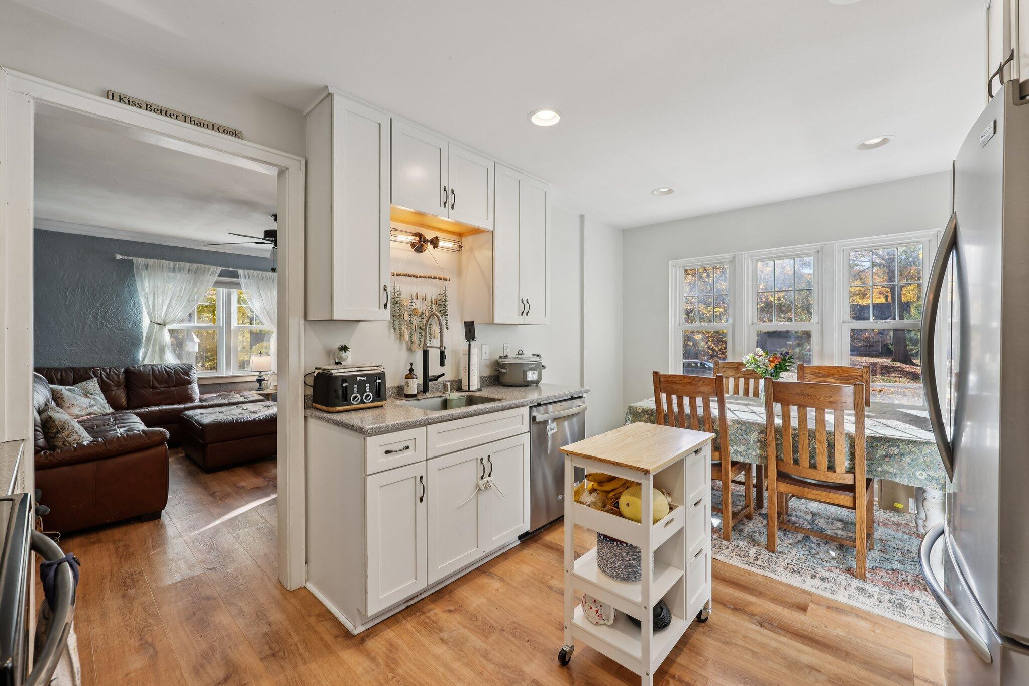 13008 West Meadow Lane New Berlin, WI 53151 - Photo 7 of 37 Kitchen/Eating Area