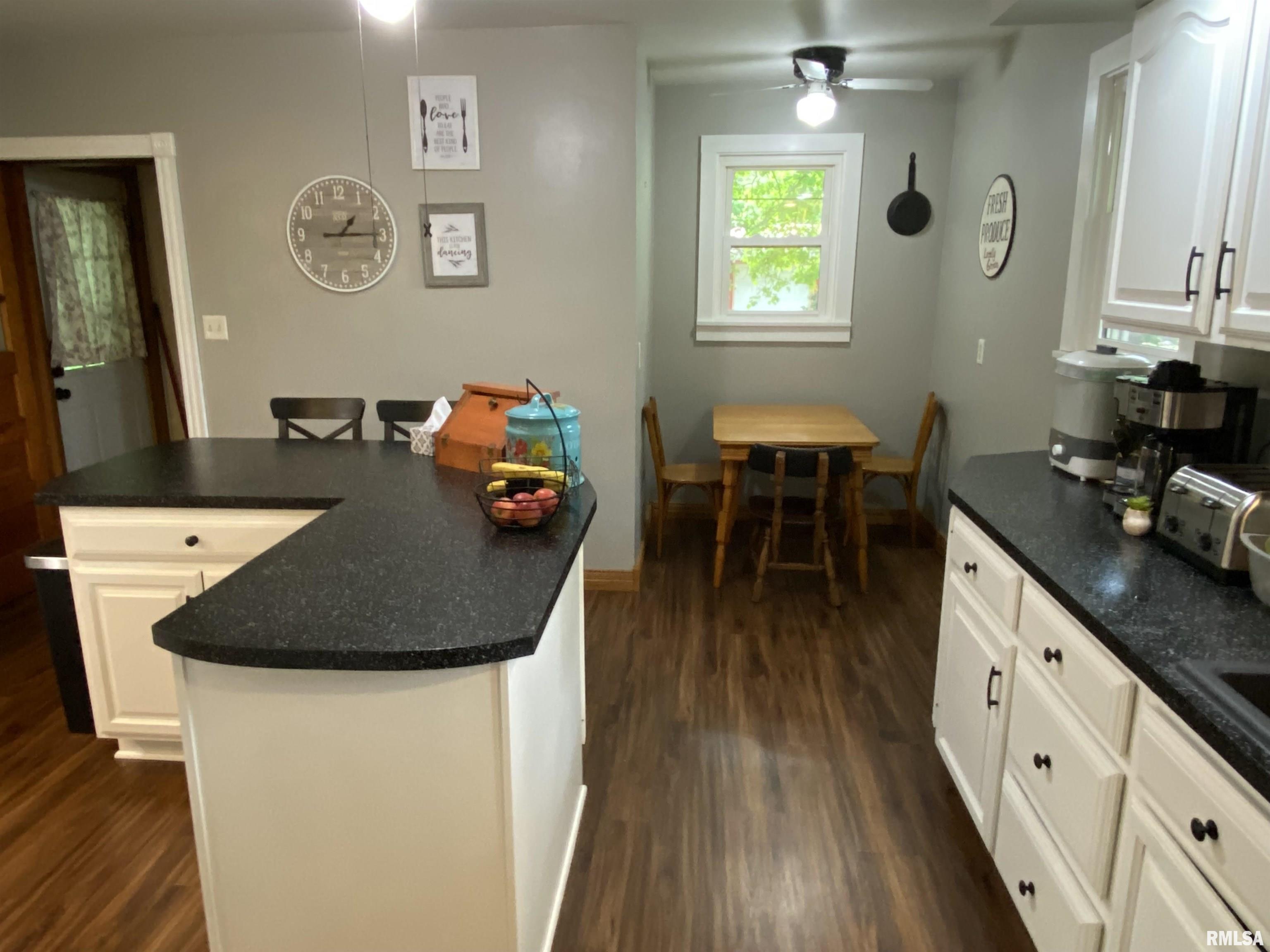 490 West Pine Street Canton, IL 61520 - Photo 11 of 37
