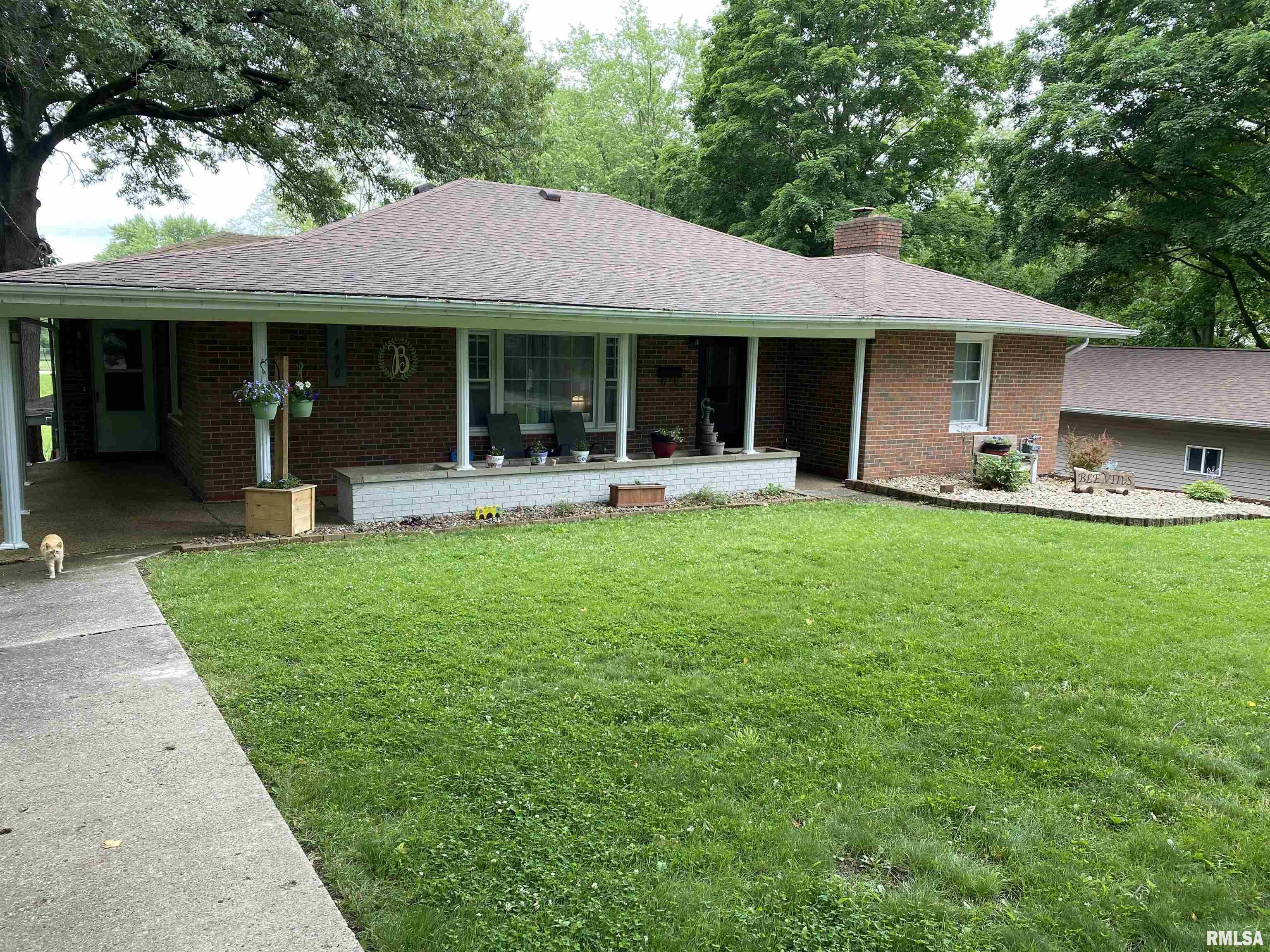 490 West Pine Street Canton, IL 61520 - Photo 2 of 37
