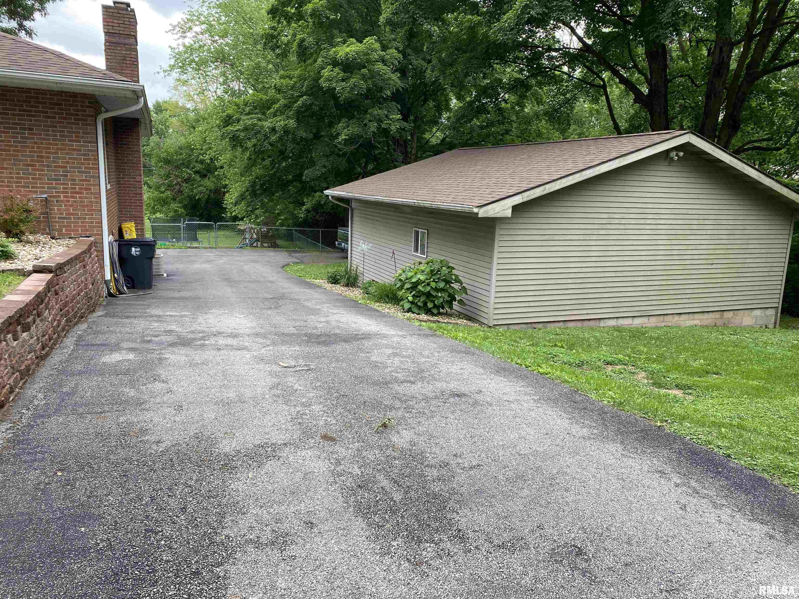 490 West Pine Street Canton, IL 61520 - Photo 24 of 37
