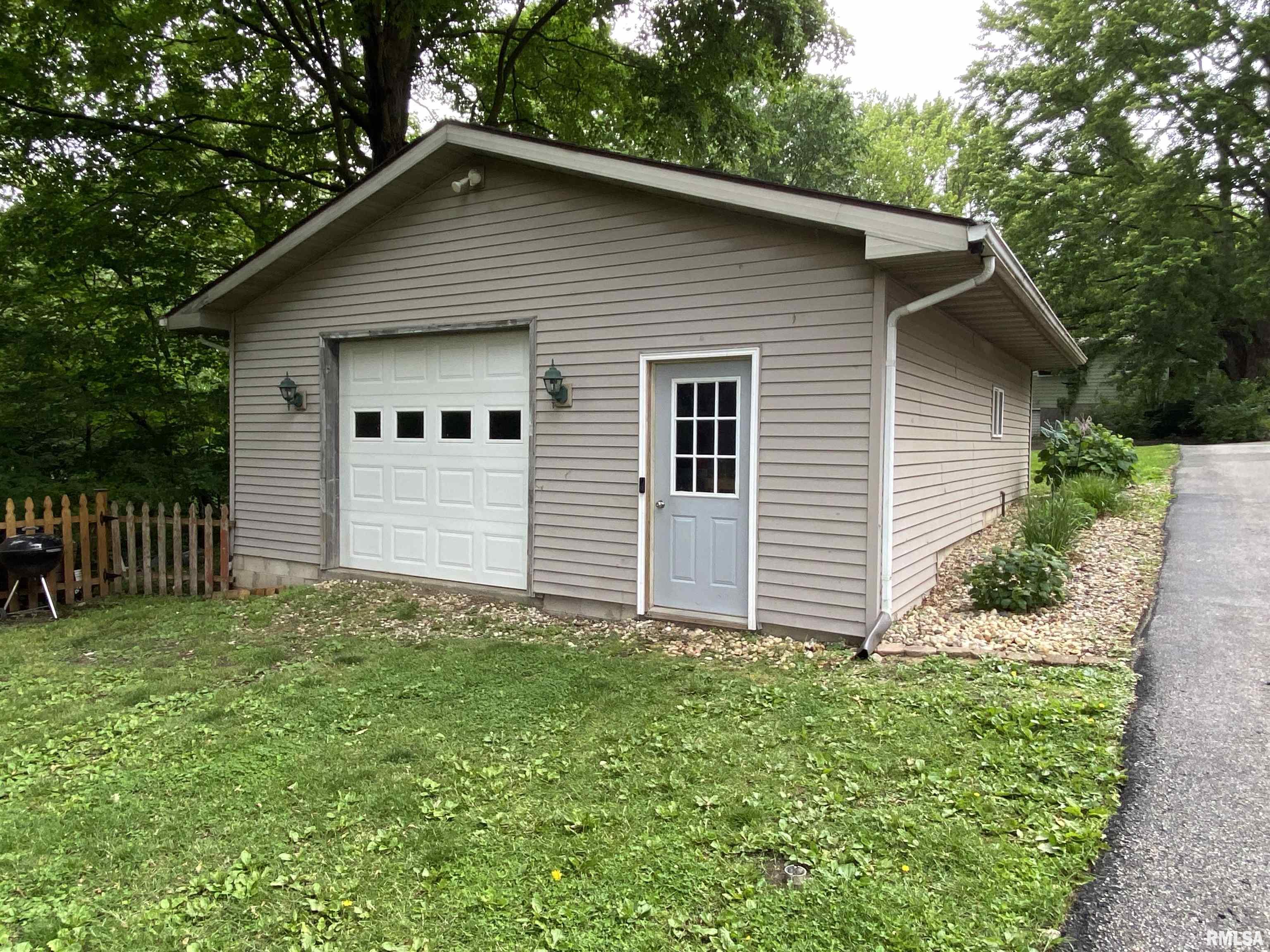 490 West Pine Street Canton, IL 61520 - Photo 25 of 37