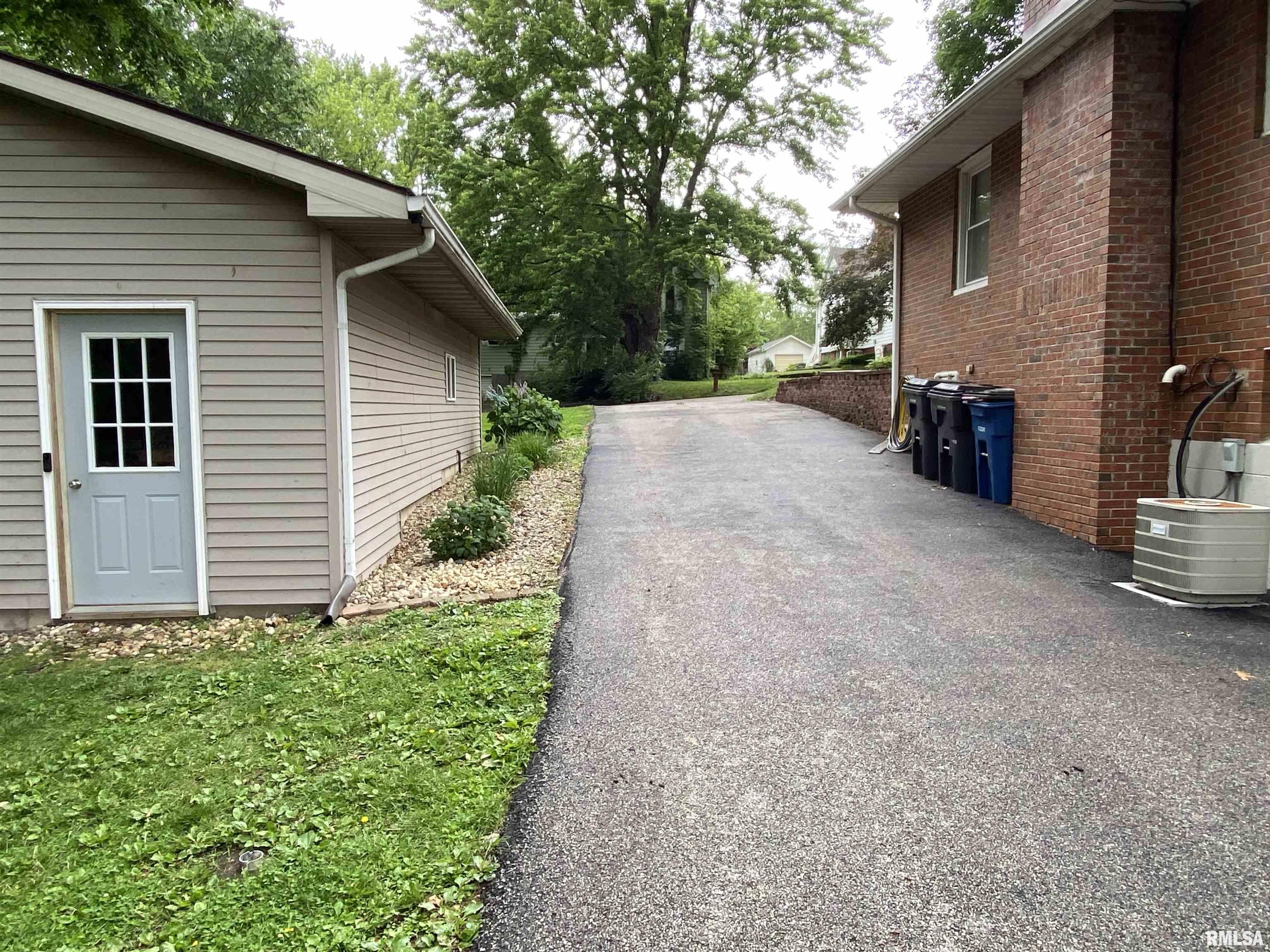 490 West Pine Street Canton, IL 61520 - Photo 26 of 37