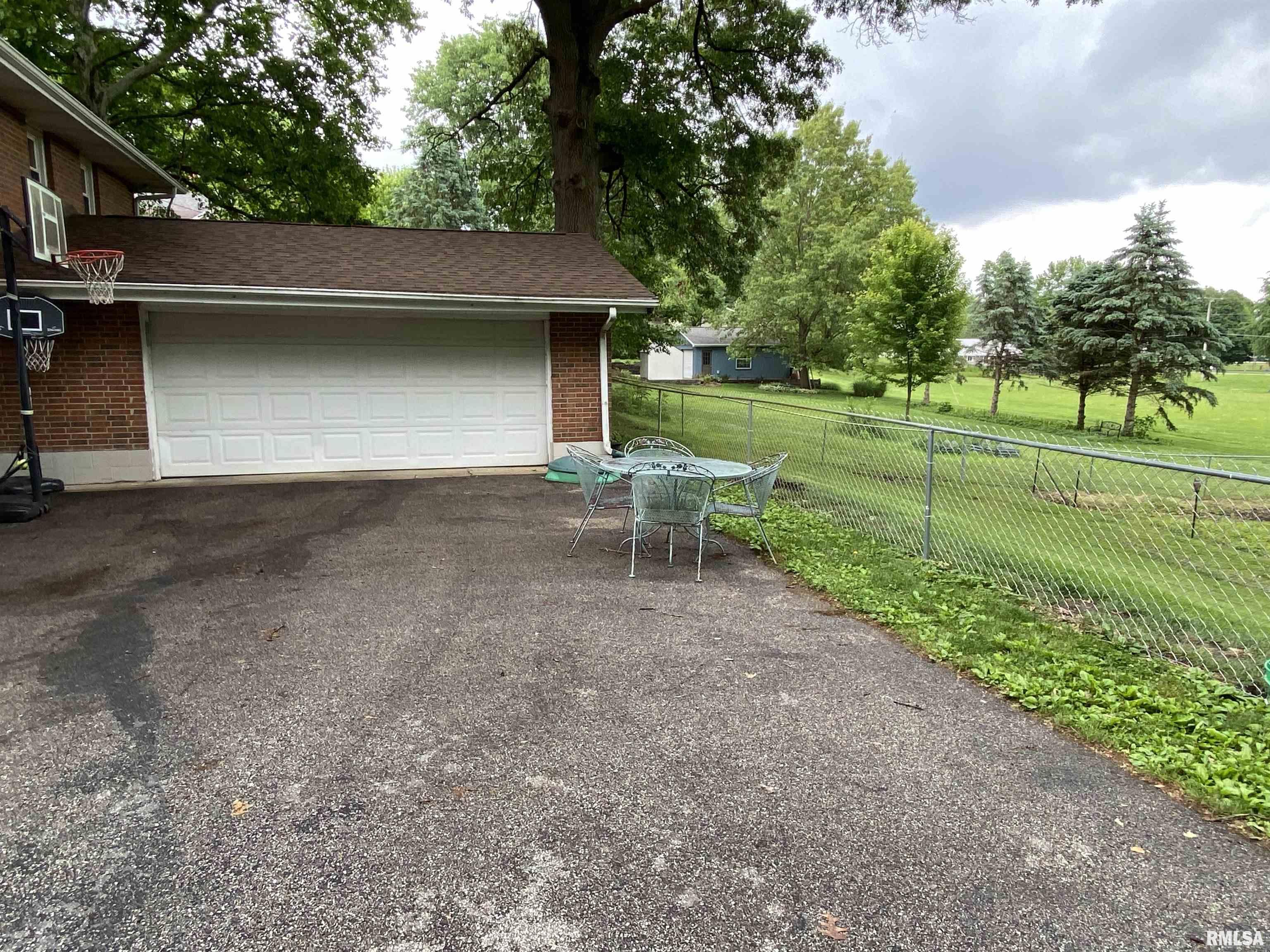 490 West Pine Street Canton, IL 61520 - Photo 28 of 37