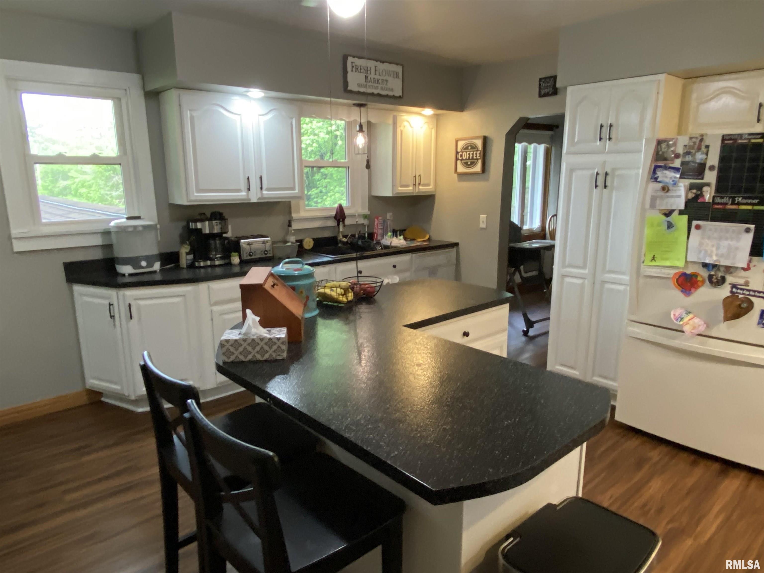 490 West Pine Street Canton, IL 61520 - Photo 9 of 37
