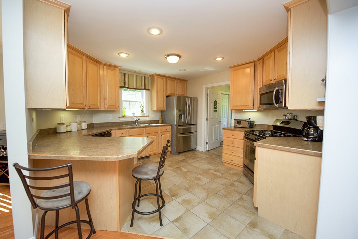 41 Phillips Pond Road Sandown, NH 03873 - Photo 8 of 40
