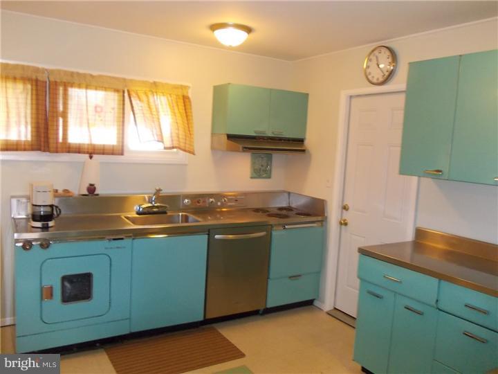 66 Red Ridge Road Levittown, PA 19056 - Photo 3 of 25 Kitchen
