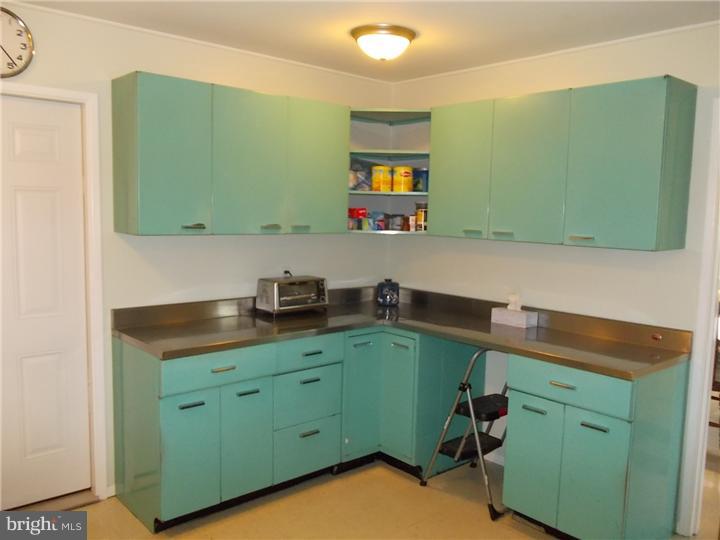 66 Red Ridge Road Levittown, PA 19056 - Photo 4 of 25 Kitchen
