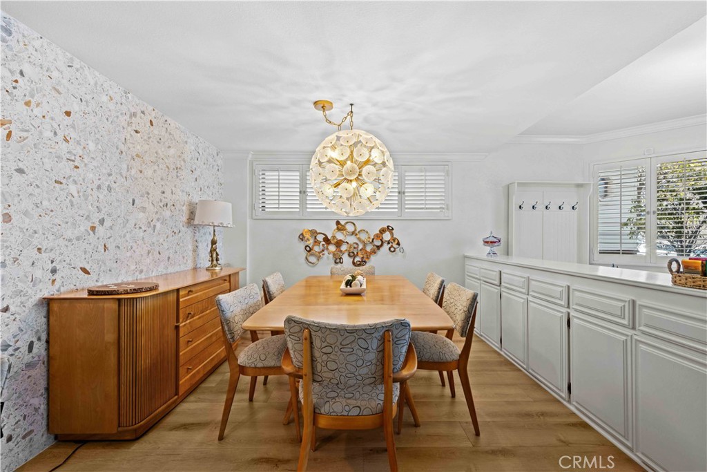 86 North Vía Di Roma Walk Long Beach, CA 90803 - Photo 11 of 42 a dining room with furniture and window