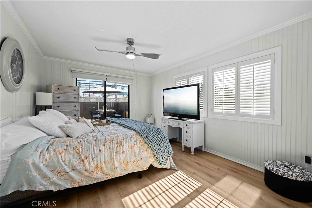 86 North Vía Di Roma Walk Long Beach, CA 90803 - Photo 23 of 42 a bedroom with a bed and a chandelier