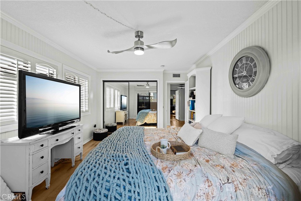 86 North Vía Di Roma Walk Long Beach, CA 90803 - Photo 24 of 42 a bedroom with furniture and a flat screen tv