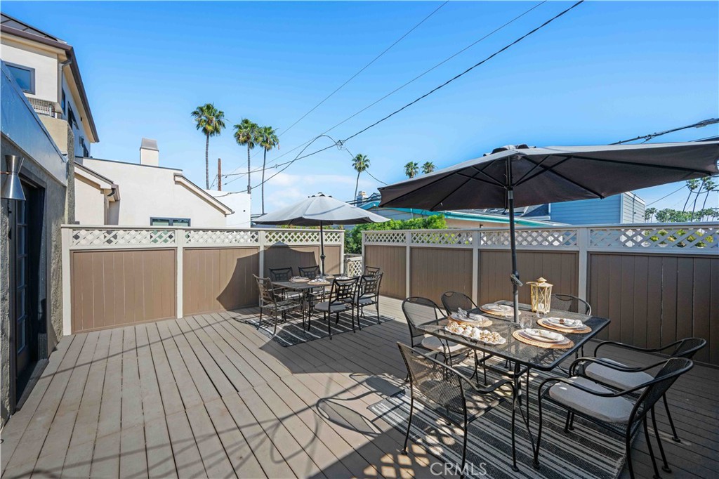 86 North Vía Di Roma Walk Long Beach, CA 90803 - Photo 25 of 42 a view of a patio with table and chairs under an umbrella