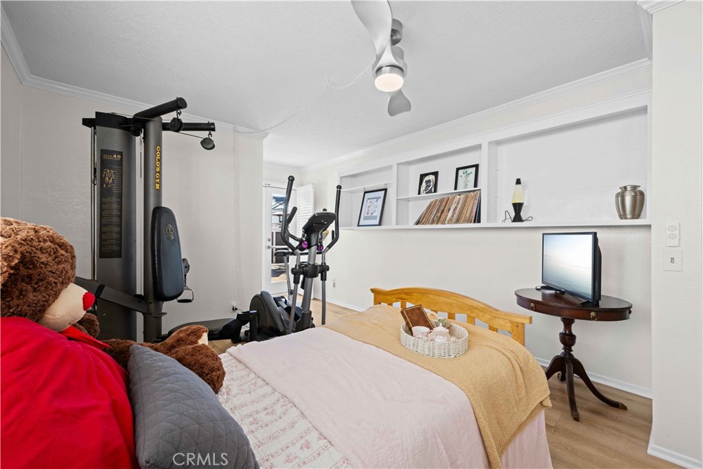 86 North Vía Di Roma Walk Long Beach, CA 90803 - Photo 31 of 42 a bedroom with a bed and a chandelier