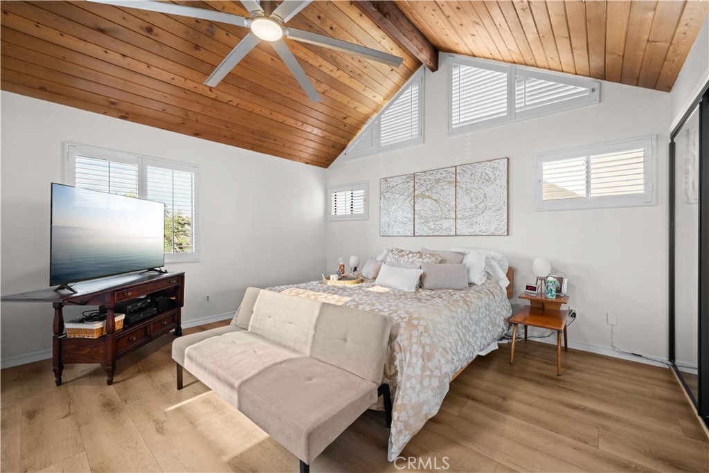 86 North Vía Di Roma Walk Long Beach, CA 90803 - Photo 34 of 42 a bedroom with a bed and a flat screen tv