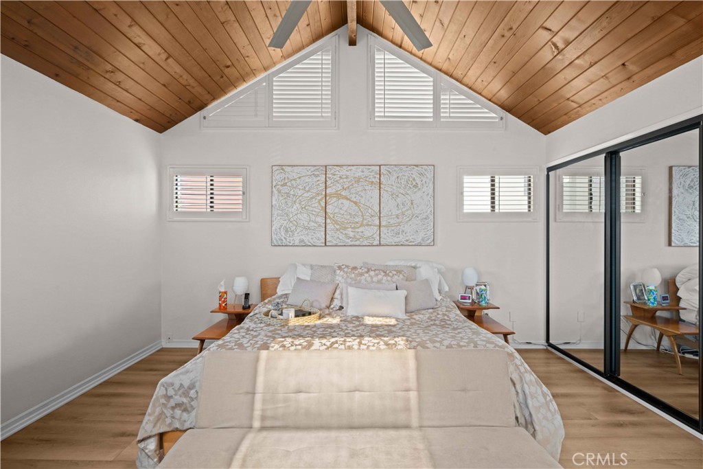 86 North Vía Di Roma Walk Long Beach, CA 90803 - Photo 36 of 42 a bedroom with a large bed and a chandelier