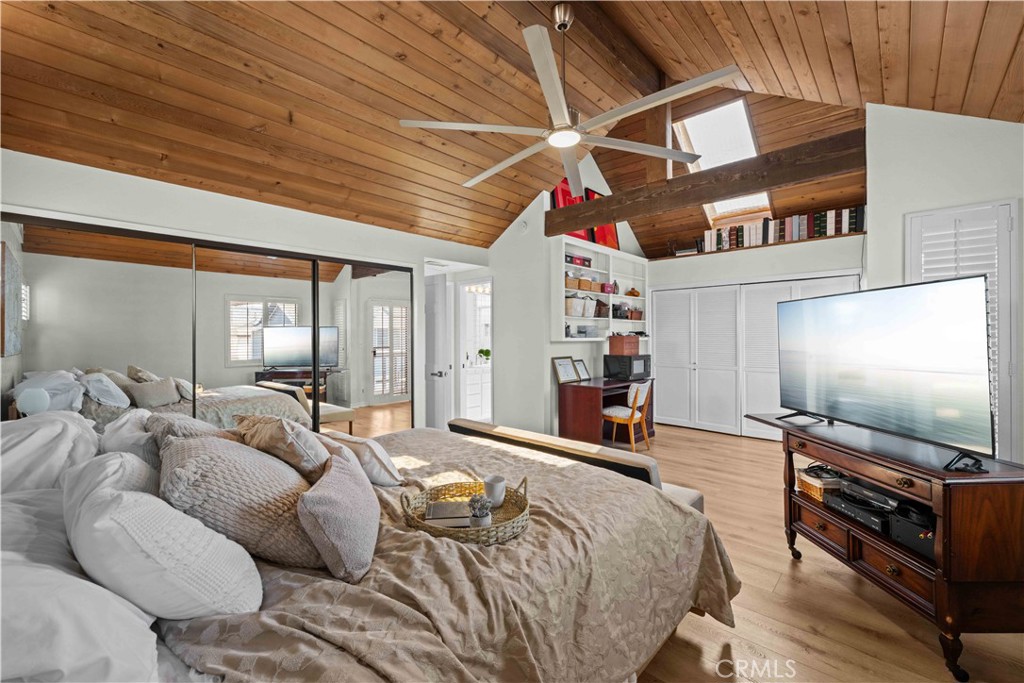 86 North Vía Di Roma Walk Long Beach, CA 90803 - Photo 37 of 42 a bedroom with furniture and a flat screen tv