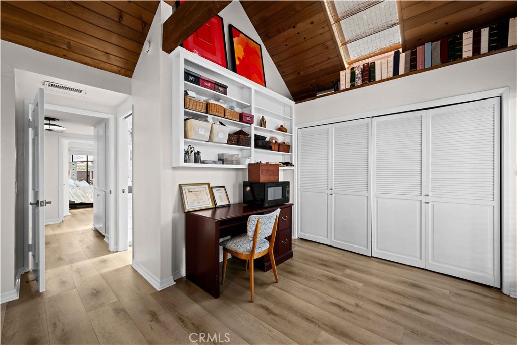 86 North Vía Di Roma Walk Long Beach, CA 90803 - Photo 39 of 42 a view of a dining room with furniture and wooden floor