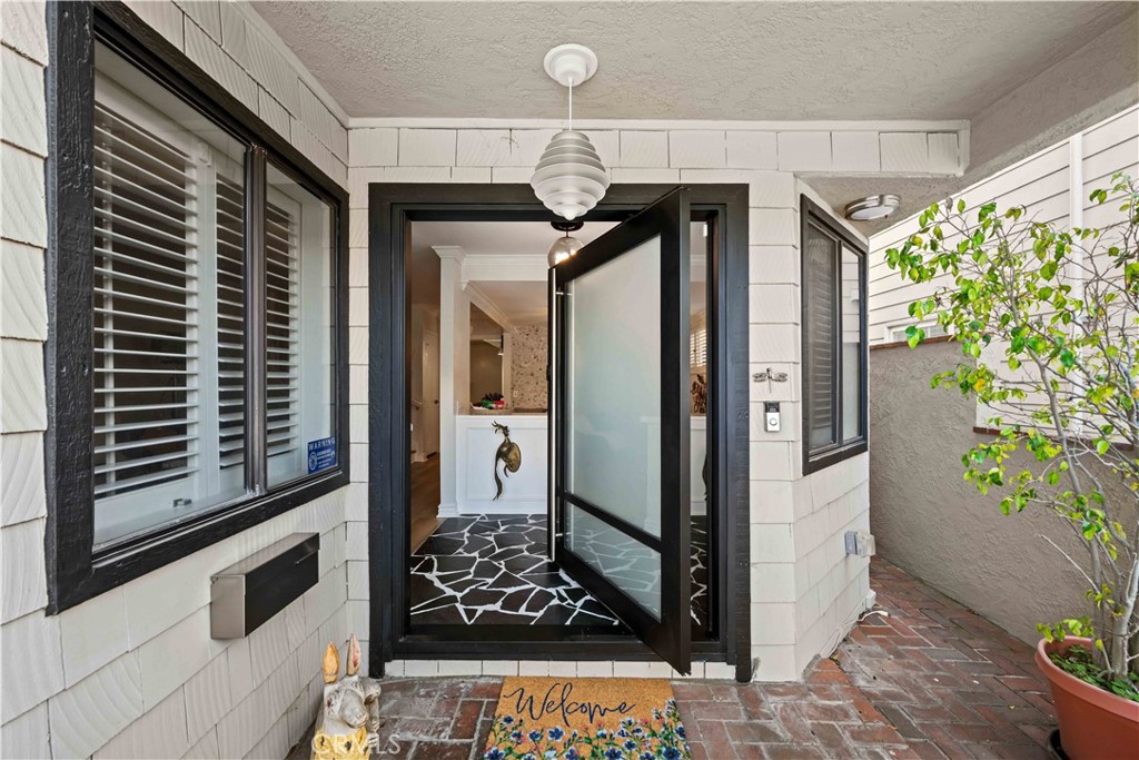 86 North Vía Di Roma Walk Long Beach, CA 90803 - Photo 4 of 42 a view of entryway