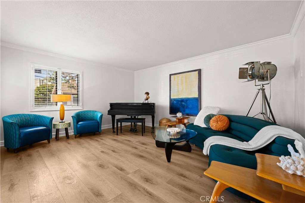 86 North Vía Di Roma Walk Long Beach, CA 90803 - Photo 7 of 42 a living room with furniture and a window