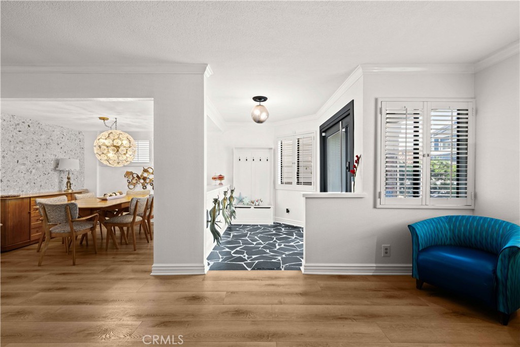86 North Vía Di Roma Walk Long Beach, CA 90803 - Photo 9 of 42 a living room with furniture and a window