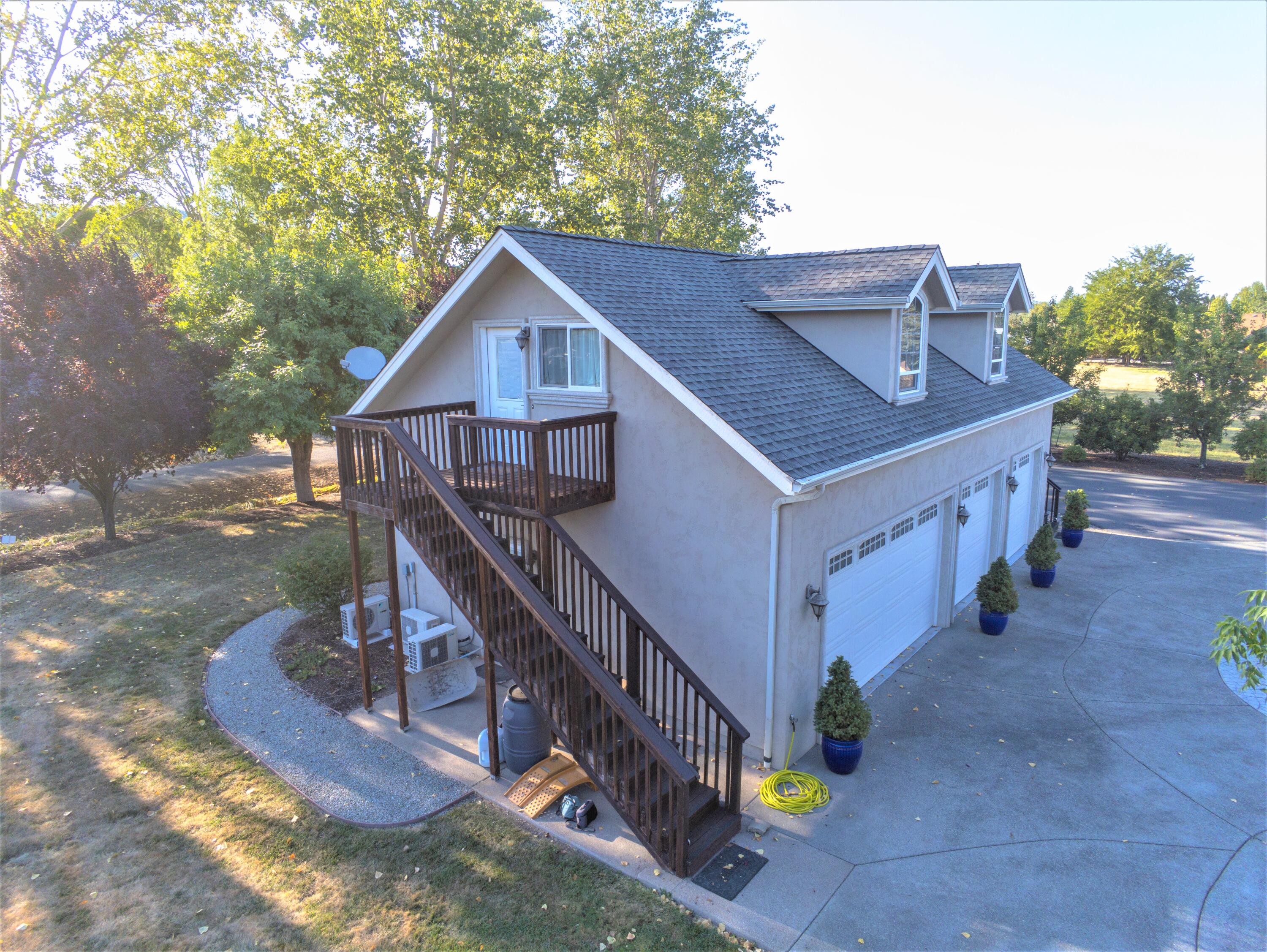 2994 Freeland Road Central Point, OR 97502 - Photo 5 of 66 Garage