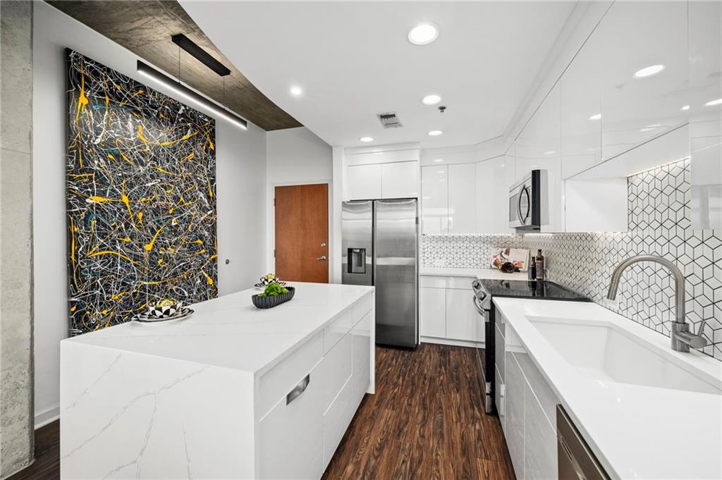 250 Pharr Road Northeast, Unit 1116 Atlanta, GA 30305 - Photo 8 of 45 a kitchen with a sink stove and refrigerator