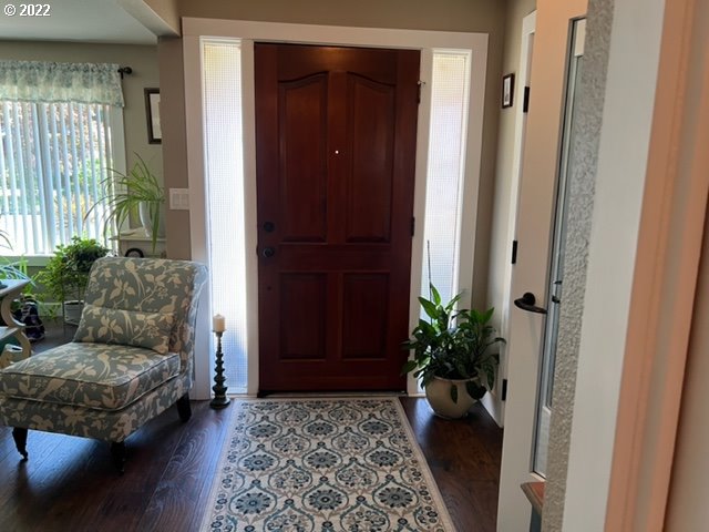 368 Cambridge Street Springfield, OR 97477 - Photo 3 of 25 a living room with furniture and a potted plant