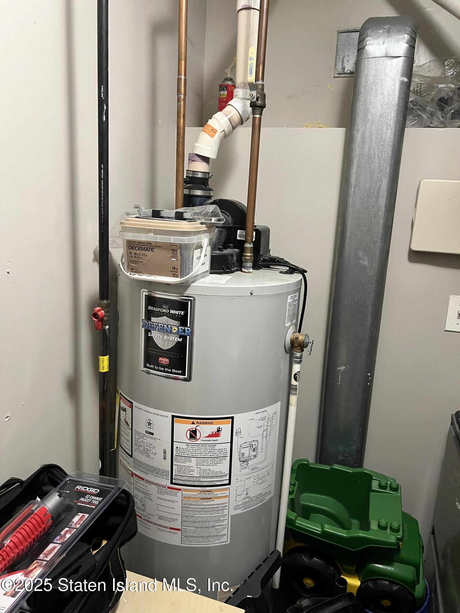 256 Maple Parkway Staten Island, NY 10303 - Photo 17 of 21 a view of water heater room