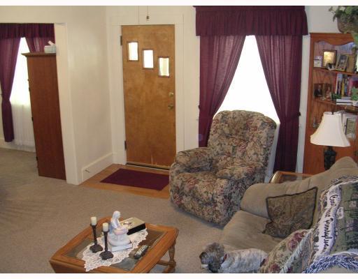 420 Ohio Avenue Rochester, PA 15074 - Photo 2 of 7 Living Room.