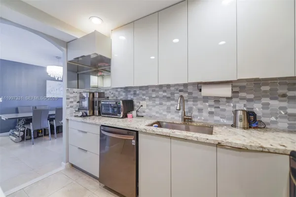 $2,800 | 1950 South Ocean Drive, Unit 20D, Hallandale Beach, FL 33009