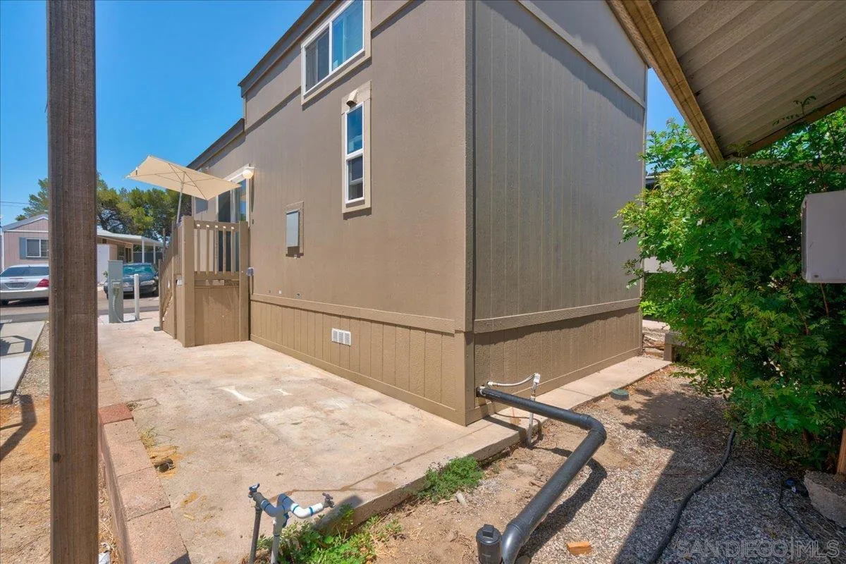 7495 Oakland Road, Unit 32 La Mesa, CA 91942 - Photo 12 of 16 a backyard of a house