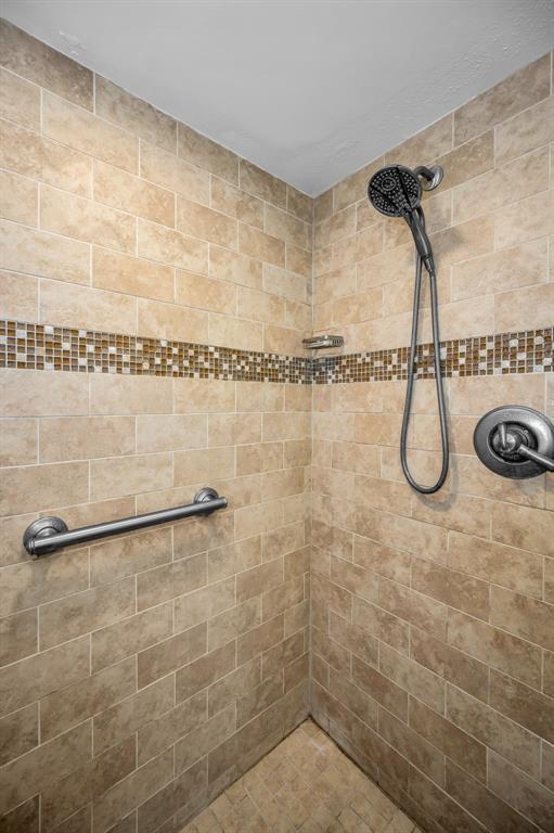 632 Edgewater Drive, Unit 433 Dunedin, FL 34698 - Photo 29 of 42 a bathroom with a shower