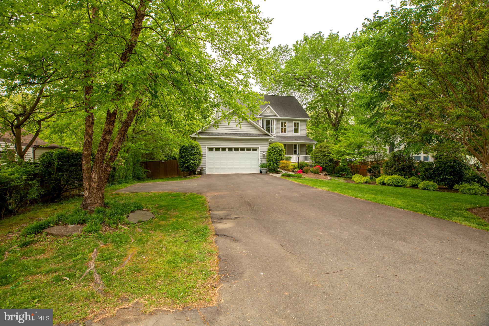 4052 Hunt Road Fairfax, VA 22032 - Photo 2 of 49 Exterior Front of home with driveway