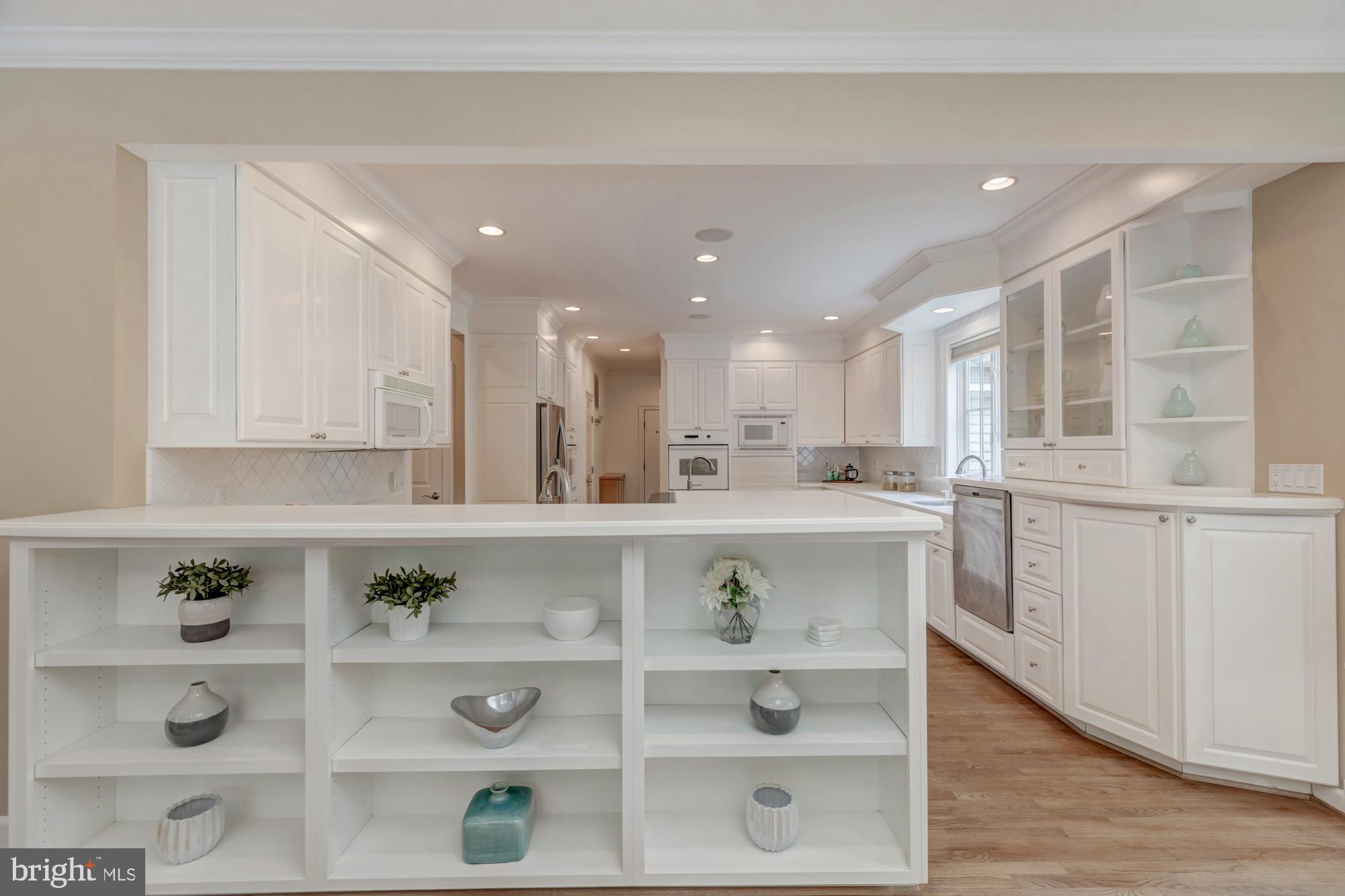 4052 Hunt Road Fairfax, VA 22032 - Photo 15 of 49 Eat in area with built ins