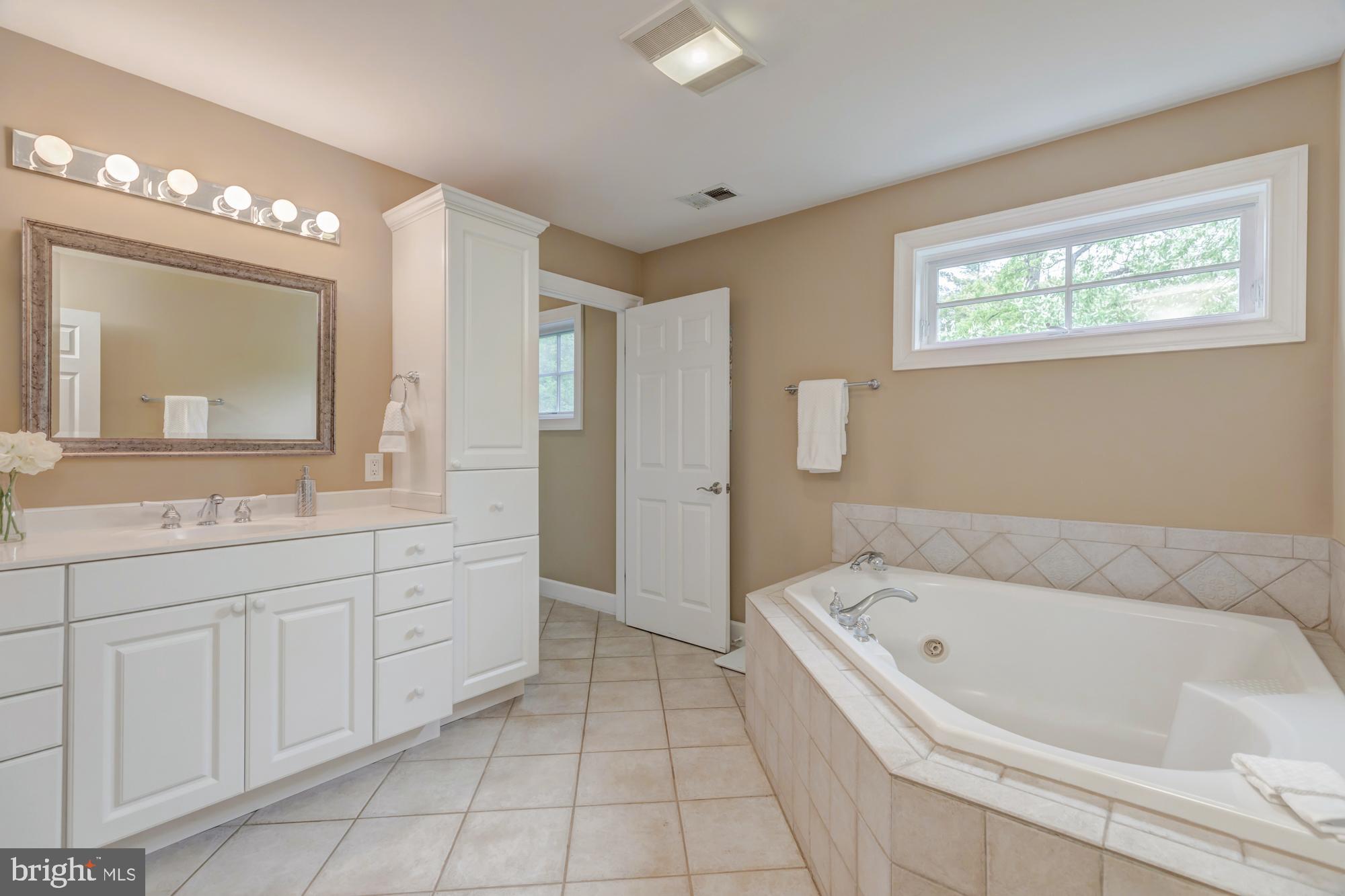 4052 Hunt Road Fairfax, VA 22032 - Photo 24 of 49 Master Bathroom with corner tub
